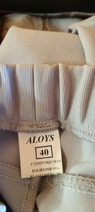 Pantalón gris y camiseta