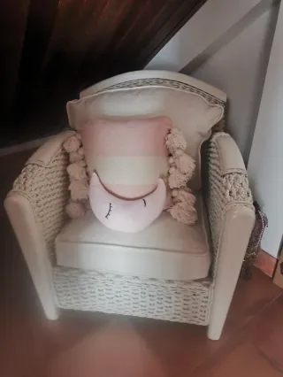 Sillón trenzado blanco con cojines