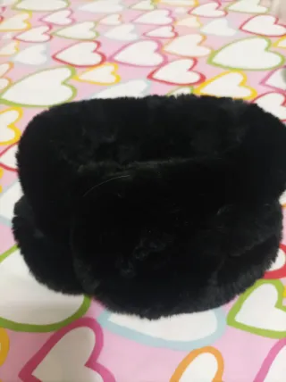 Cuello de pelo sintético negro