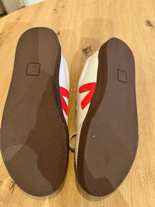 Zapatillas Veja Blancas y Rojas