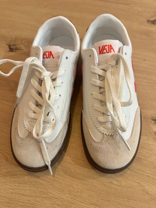 Zapatillas Veja Blancas y Rojas