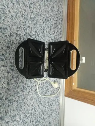 Sandwichera blanca con luz indicadora