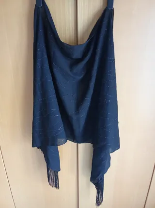 Chal negro brillante y con flecos