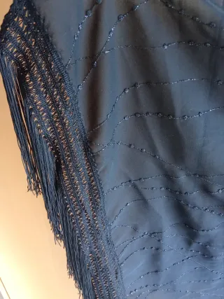 Chal negro brillante y con flecos