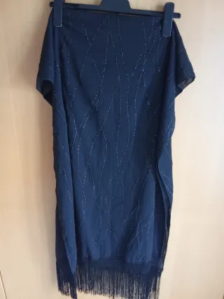 Chal negro brillante y con flecos