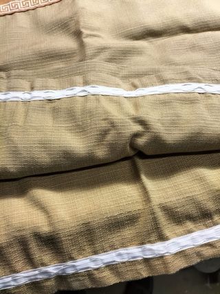 Cortinado bege com padrão grego e vasos