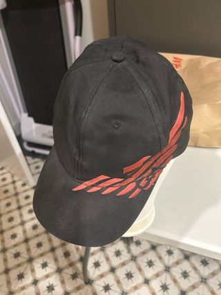 Gorra Emporio Armani Negra Logo Granate bordado