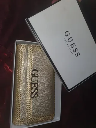 Monedero Guess Dorado con Tachuelas