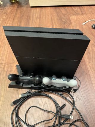 PS4 (PlayStation 4) Negra + Cargador + Dos mandos