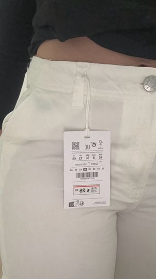 Pantalones cargo blancos con bolsillos