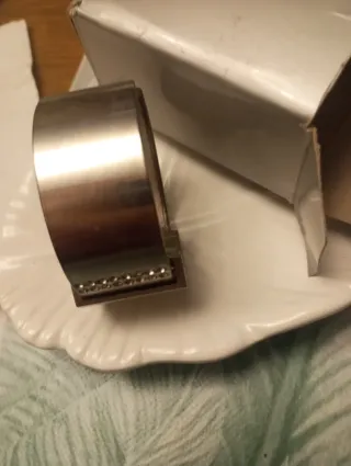 Reloj plateado con pedrería