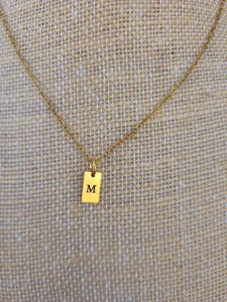 Collar con colgante letra M