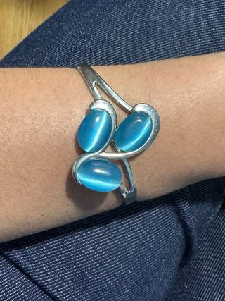 Pulsera azul con detalles plateados