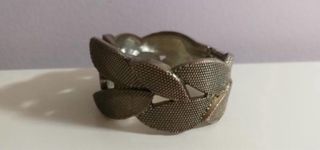 Pulsera dorada y plateada con diseño de hojas