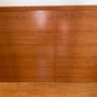 Cabecero de madera cerezo con detalles en beige