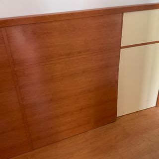 Cabecero de madera cerezo con detalles en beige