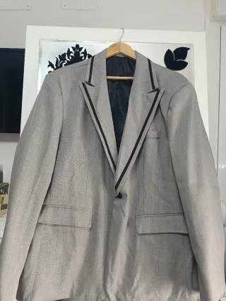 Chaqueta de caballero gris con detalle negro