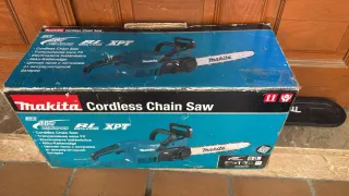 Sierra de cadena Makita con batería