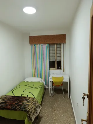 Alquiler habitación en piso compartido z. Carretas