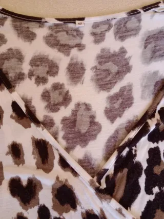 Blusa ceñida. Estampado Animal Print