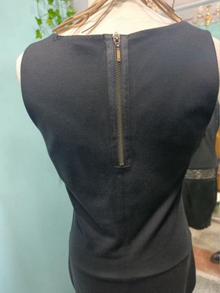 Vestido negro con tachuelas