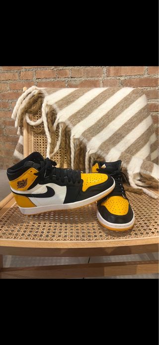 Zapatillas Nike Jordan Negras y Amarillas Talla 43
