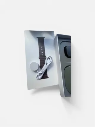 Apple Watch Ultra con cinturino nero.