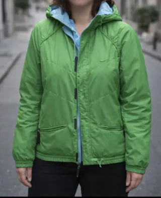Chaqueta reversible Nike mujer verde y azul claro.
