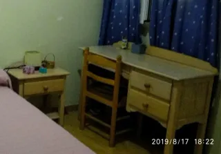 Cabeceros de madera y mesita de noche y escritorio