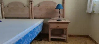 Cabeceros de madera y mesita de noche y escritorio