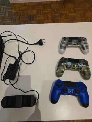 Pacchetto PS4: 3 controller, fotocamera, caricatore e 4 giochi