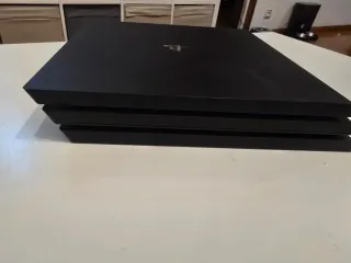 Pacchetto PS4: 3 controller, fotocamera, caricatore e 4 giochi