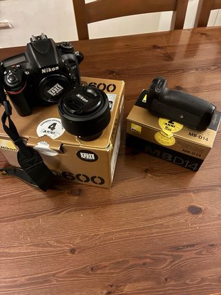 Nikon D600 + Obiettivo 50mm f/1.8G + MB-D14