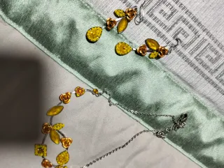 Lote de bisutería: pendientes y abalorios