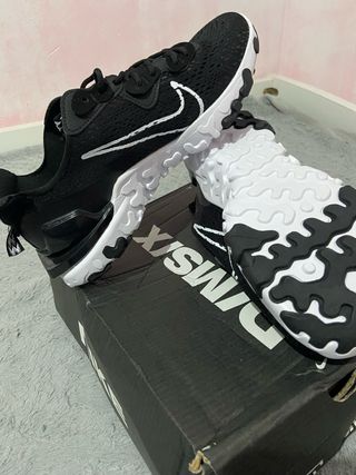 Nike React Vision Negro y Blanco