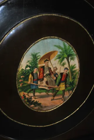 Antiguo mueble entredós medallón oriental