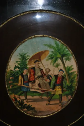 Antiguo mueble entredós medallón oriental