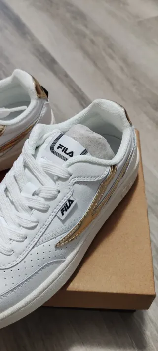 Zapatillas Fila Blancas y Doradas