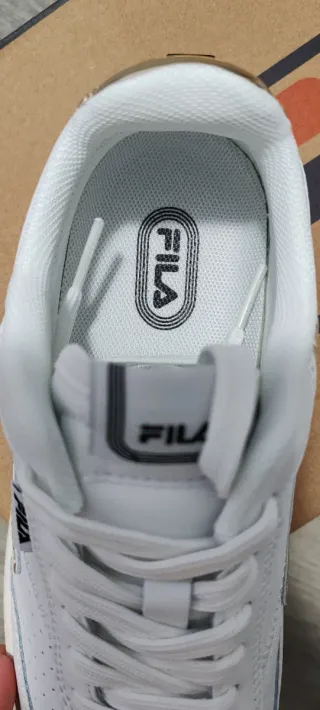 Zapatillas Fila Blancas y Doradas