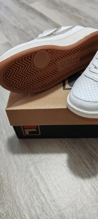 Zapatillas Fila Blancas y Doradas