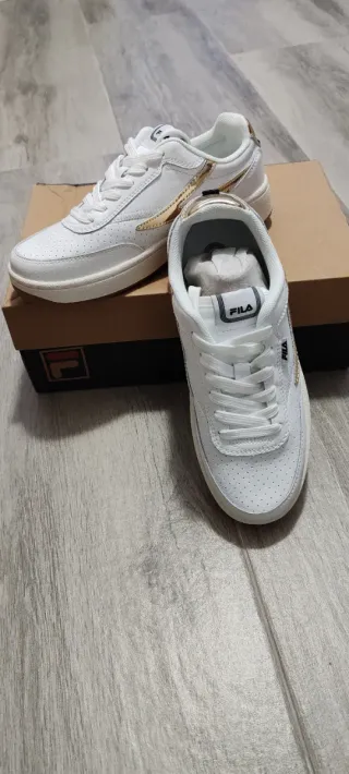 Zapatillas Fila Blancas y Doradas