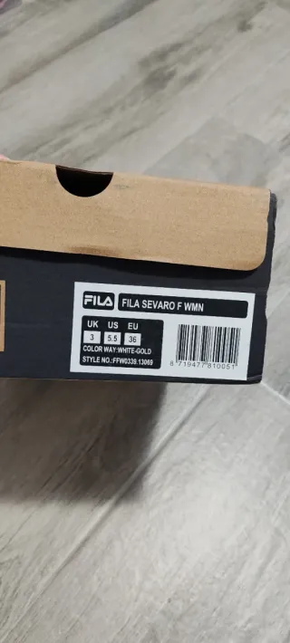 Zapatillas Fila Blancas y Doradas