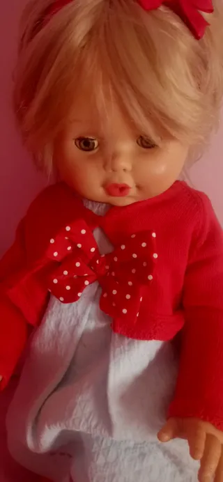 Muñeca dulzona con vestido azul y rebeca roja