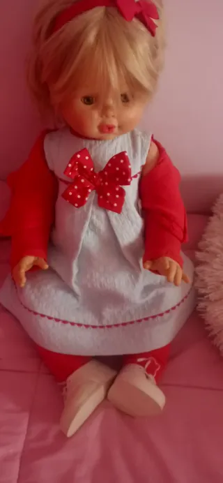 Muñeca dulzona con vestido azul y rebeca roja