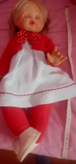 Muñeca dulzona con vestido azul y rebeca roja