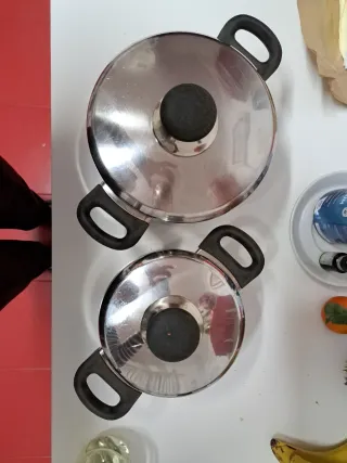 Dos cazuelas metálicas con asas