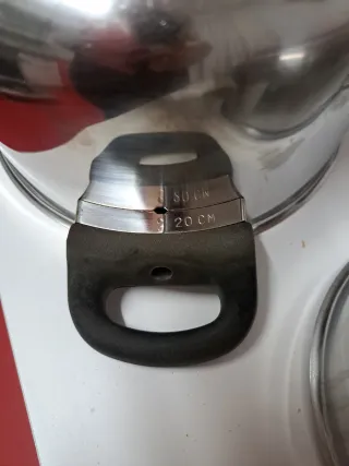 Dos cazuelas metálicas con asas