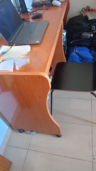 Escritorio con ruedas madera y plástico