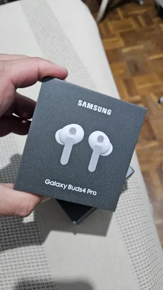 Auriculares inalámbricos Samsung Galaxy Buds4 Pro.