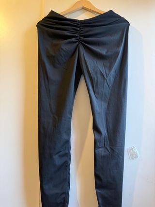 Leggings negros con fruncido